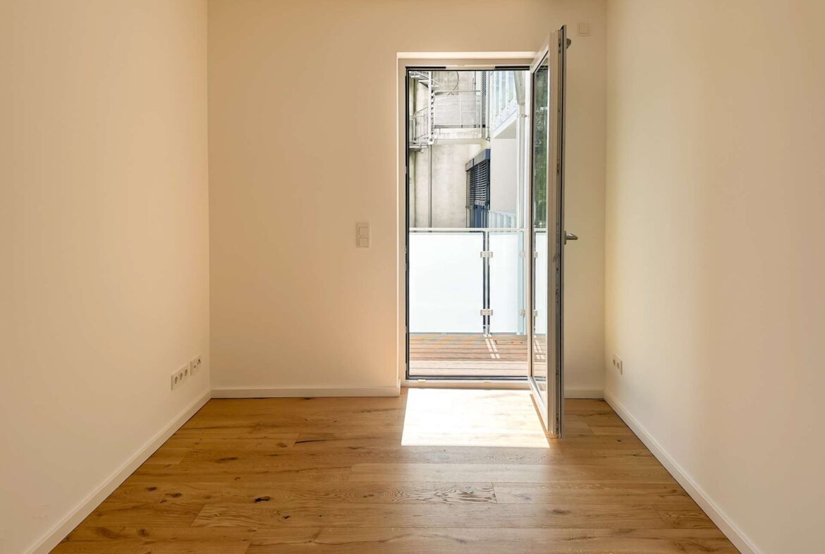 Zimmer mit Balkonzugang