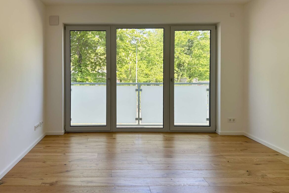Schlafzimmer mit grünem Ausblick