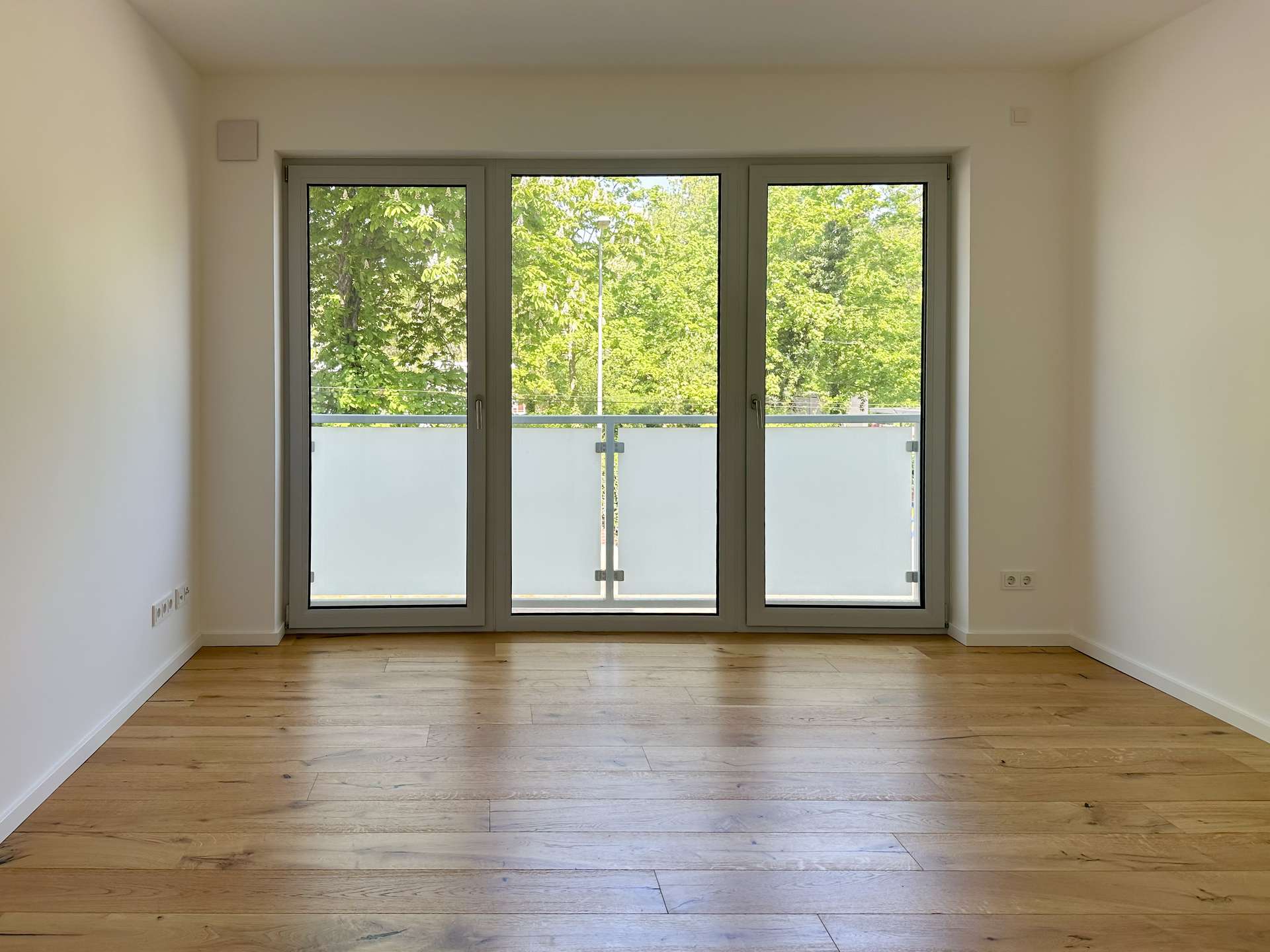 Schlafzimmer mit grünem Ausblick