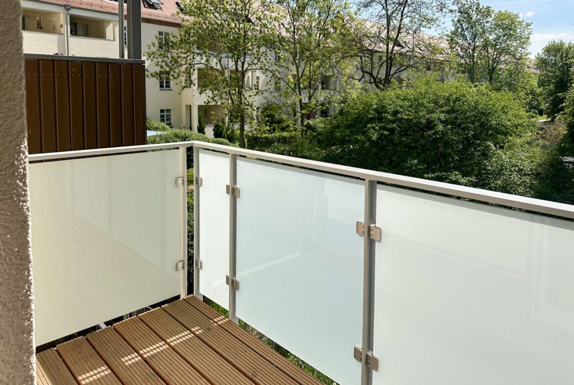 Balkon zum grünen Innenhof