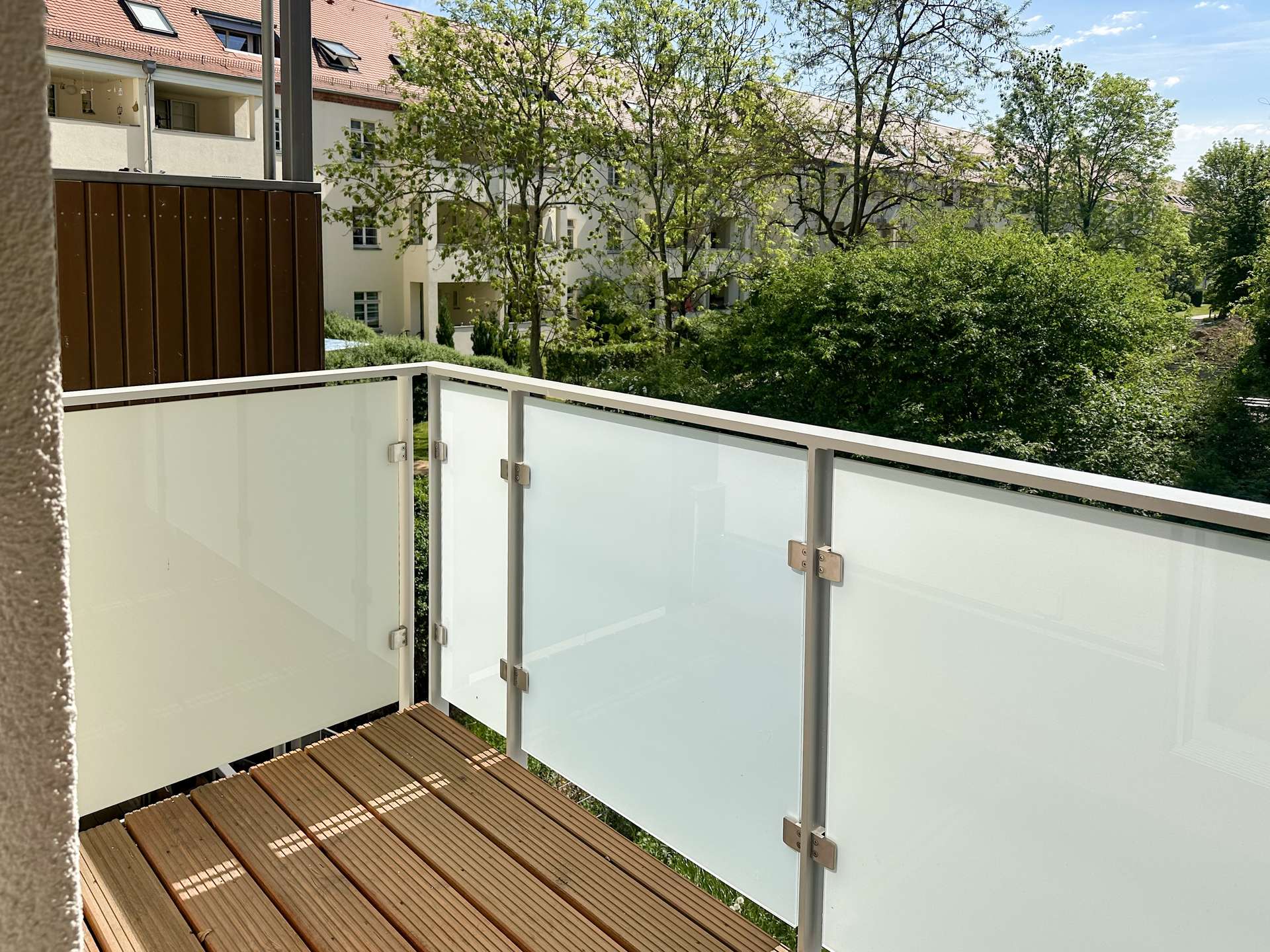 Balkon zum grünen Innenhof