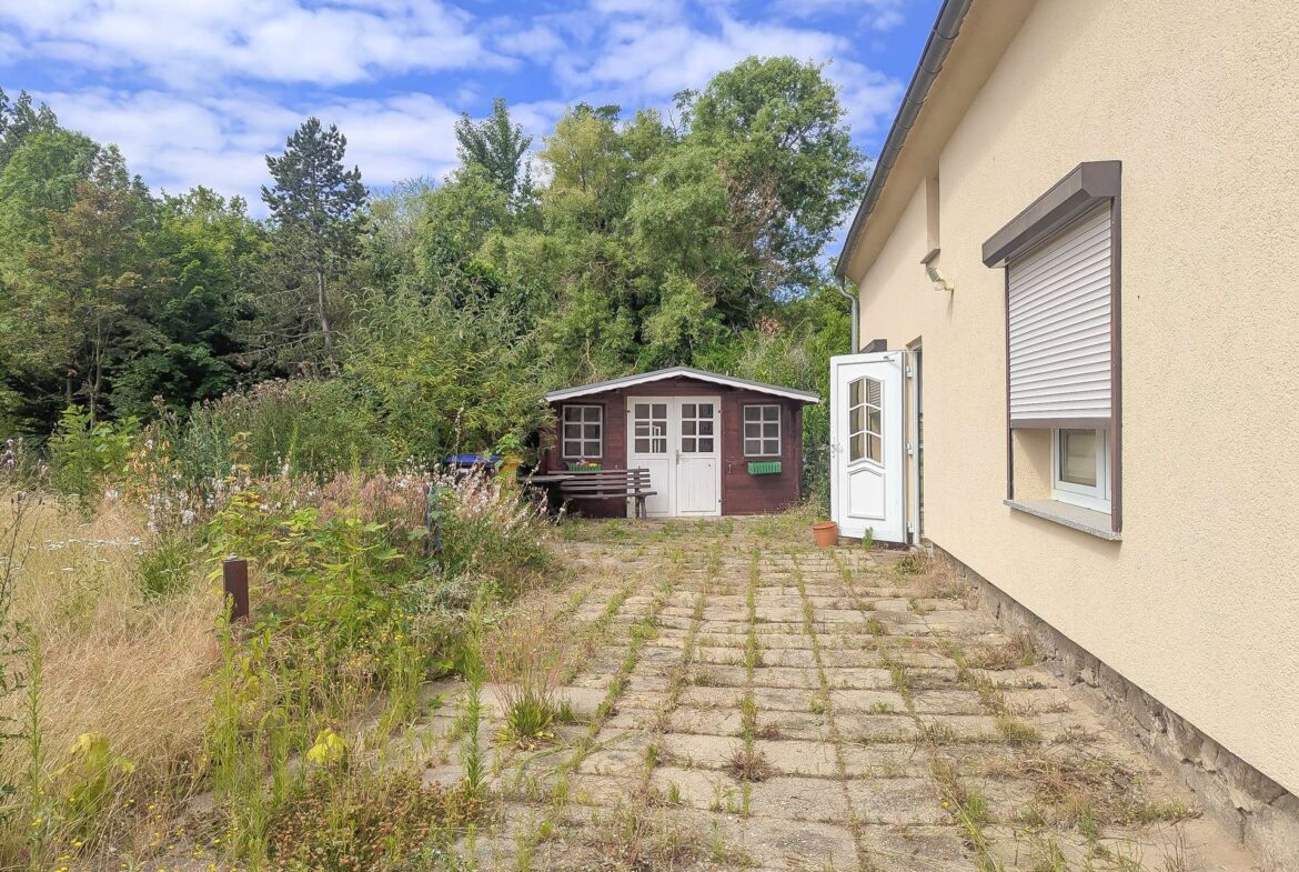 Vor dem Haus