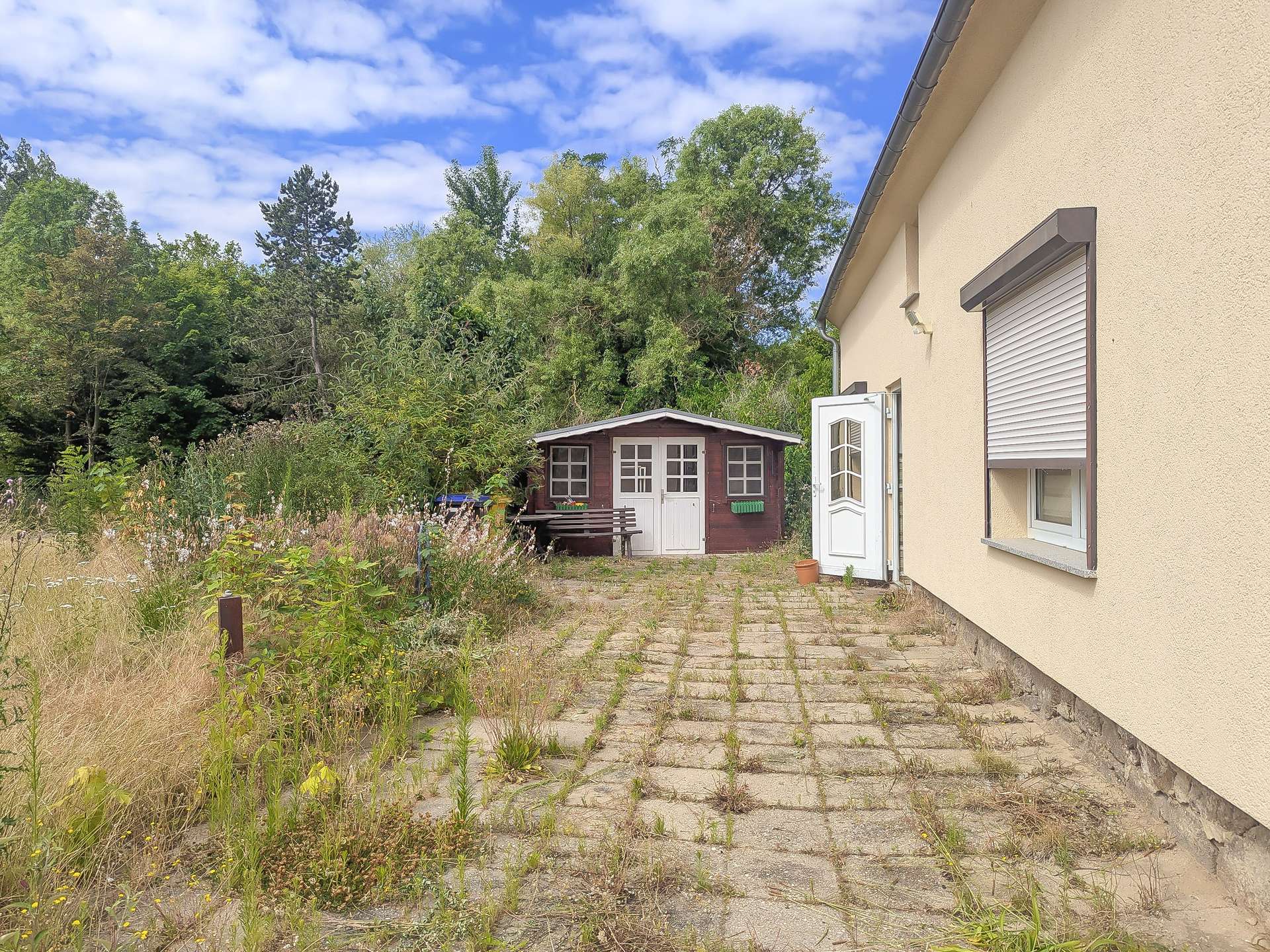 Vor dem Haus