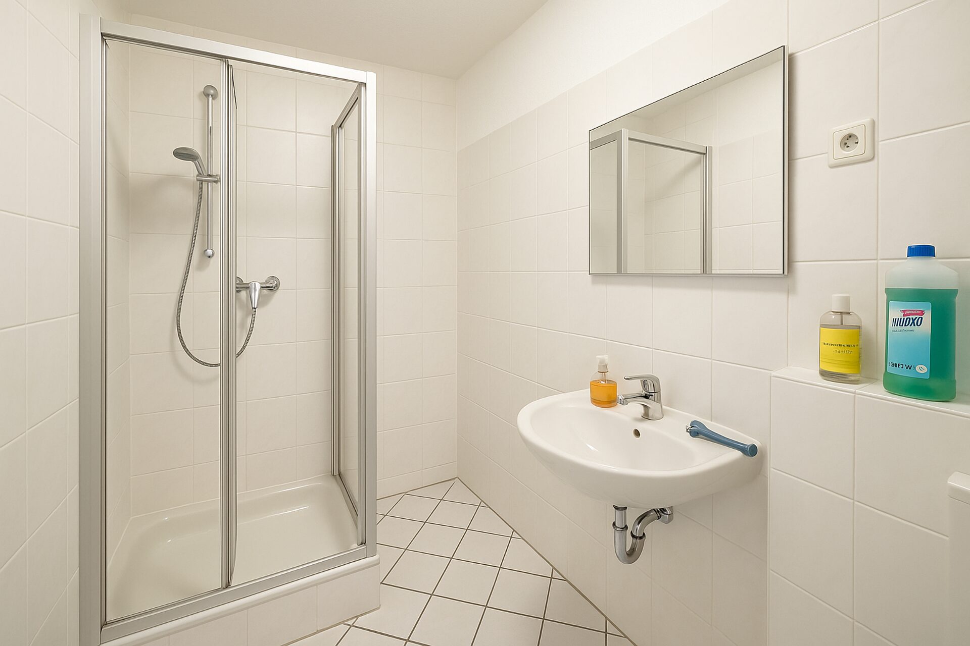 Bad mit Dusche und WC