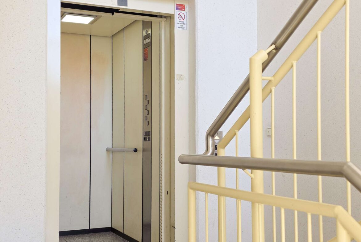 Treppenhaus mit Aufzug