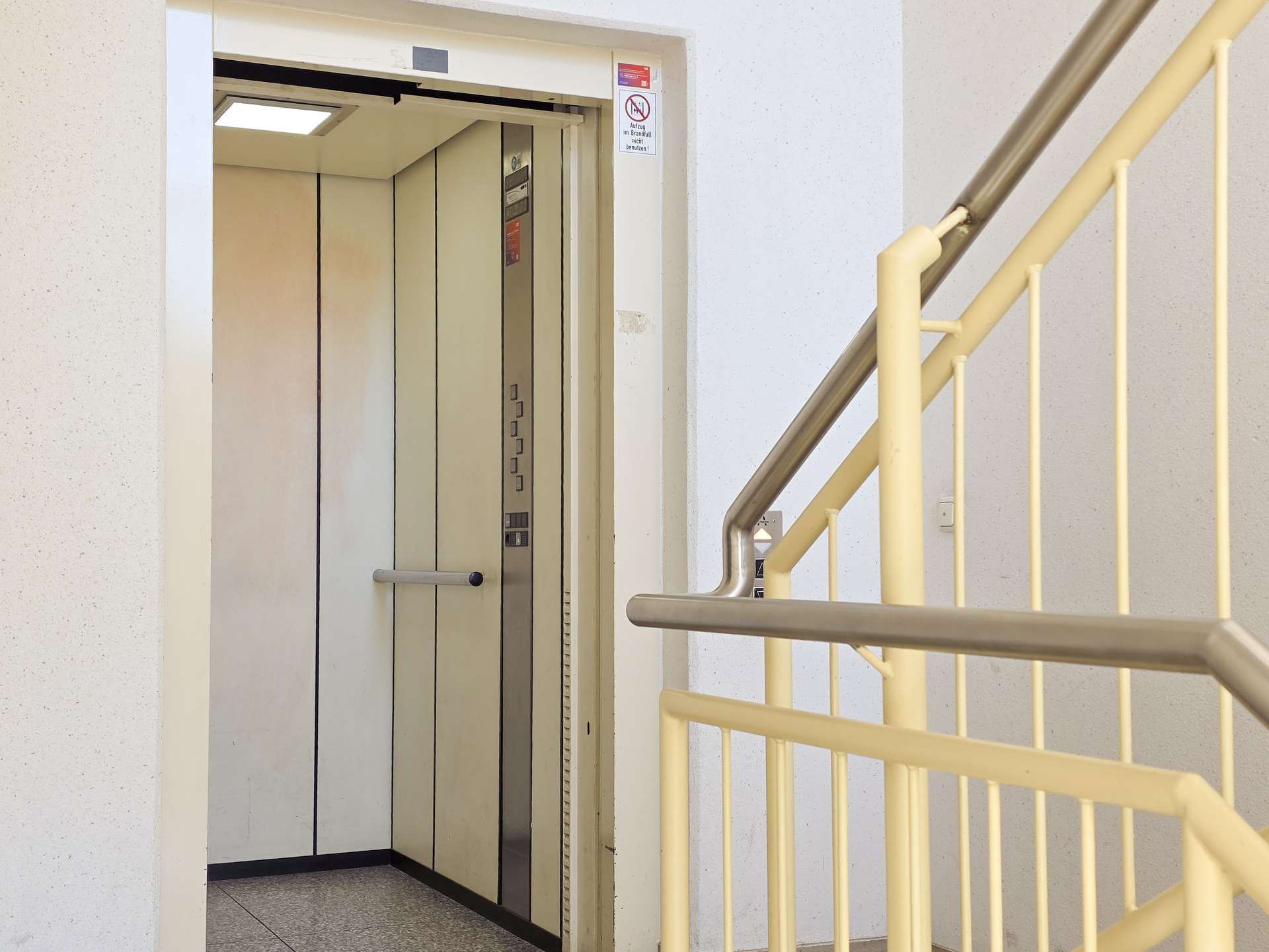 Treppenhaus mit Aufzug