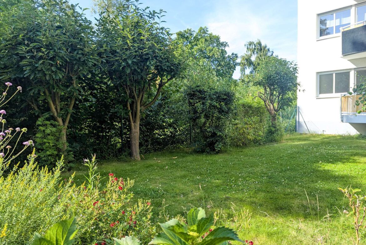 Grüne Wiese hinter dem Haus