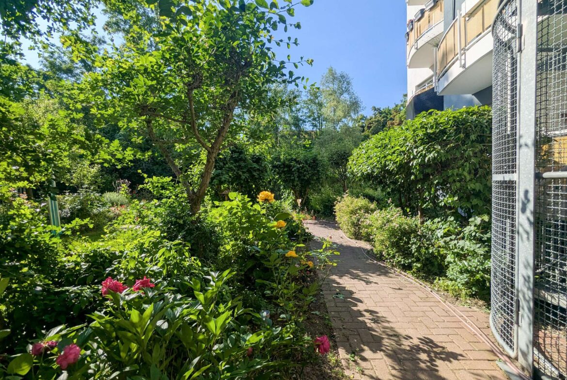Weg hinter dem Haus