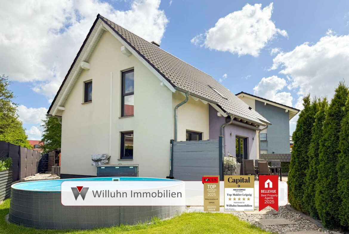 Blick auf Pool und Haus