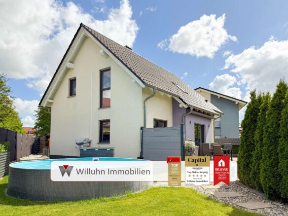 Blick auf Pool und Haus