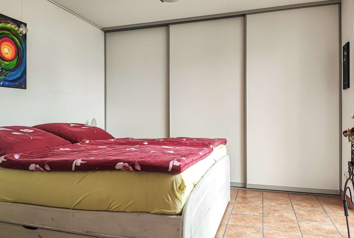 Schlafzimmer mit Einbauschrank