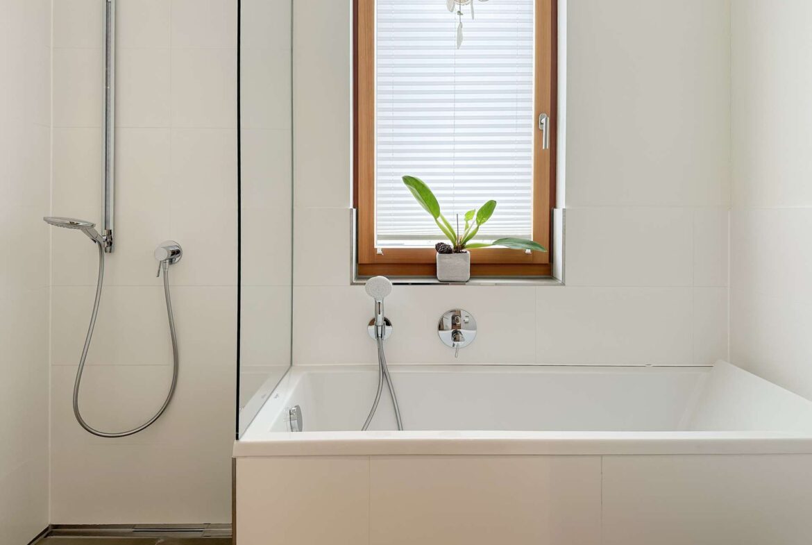 Tageslicht-Gäste-Badezimmer