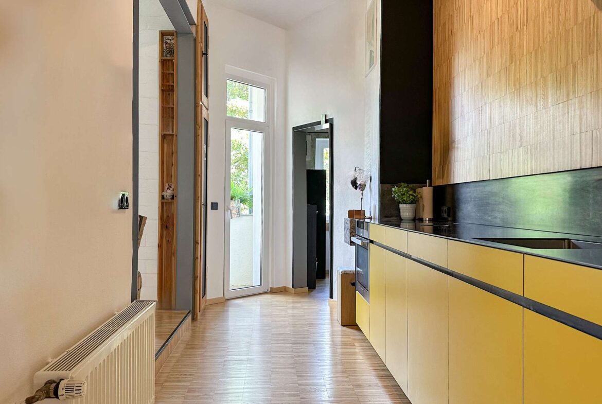Küche mit Zugang zum Balkon