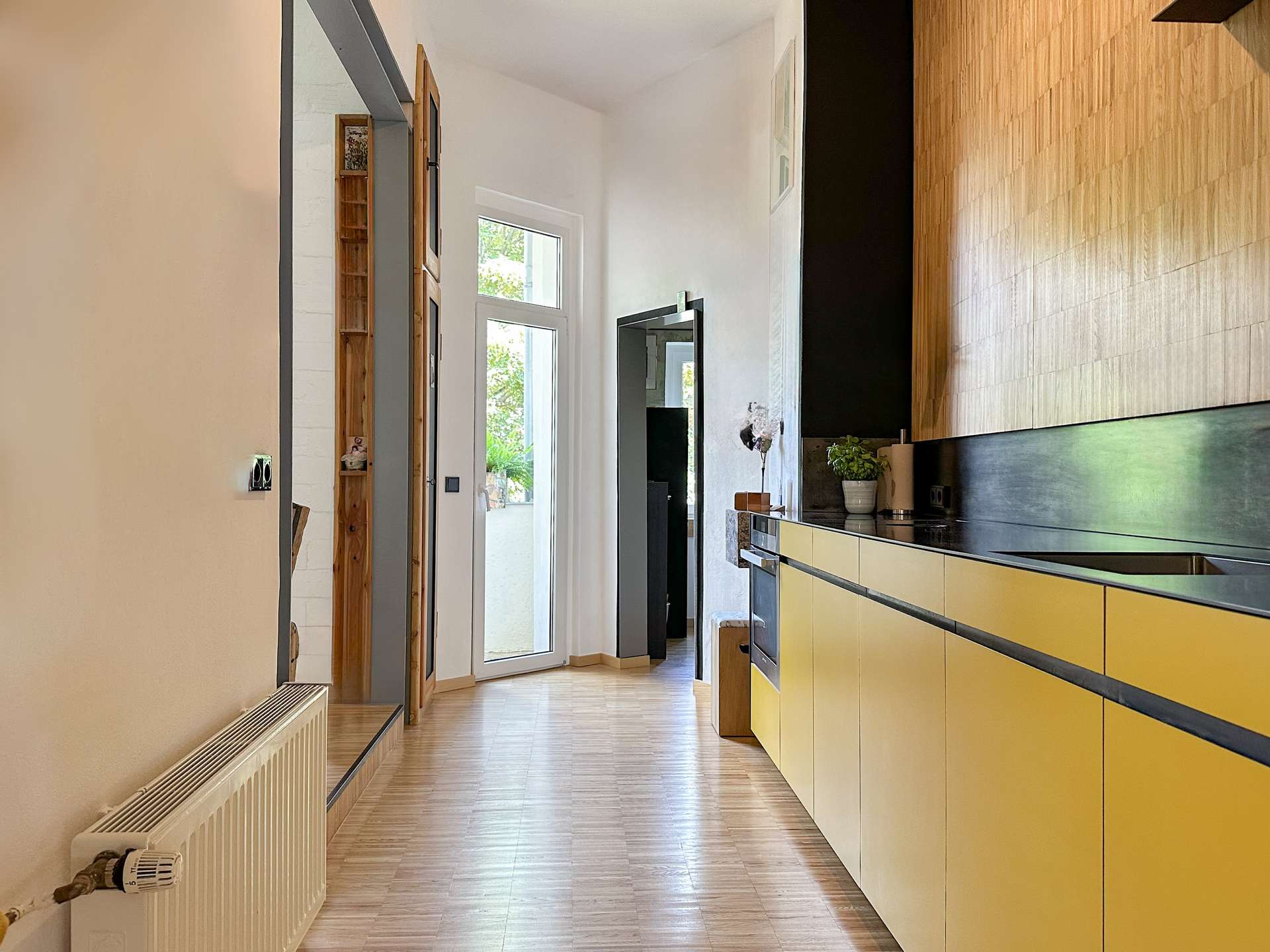 Küche mit Zugang zum Balkon
