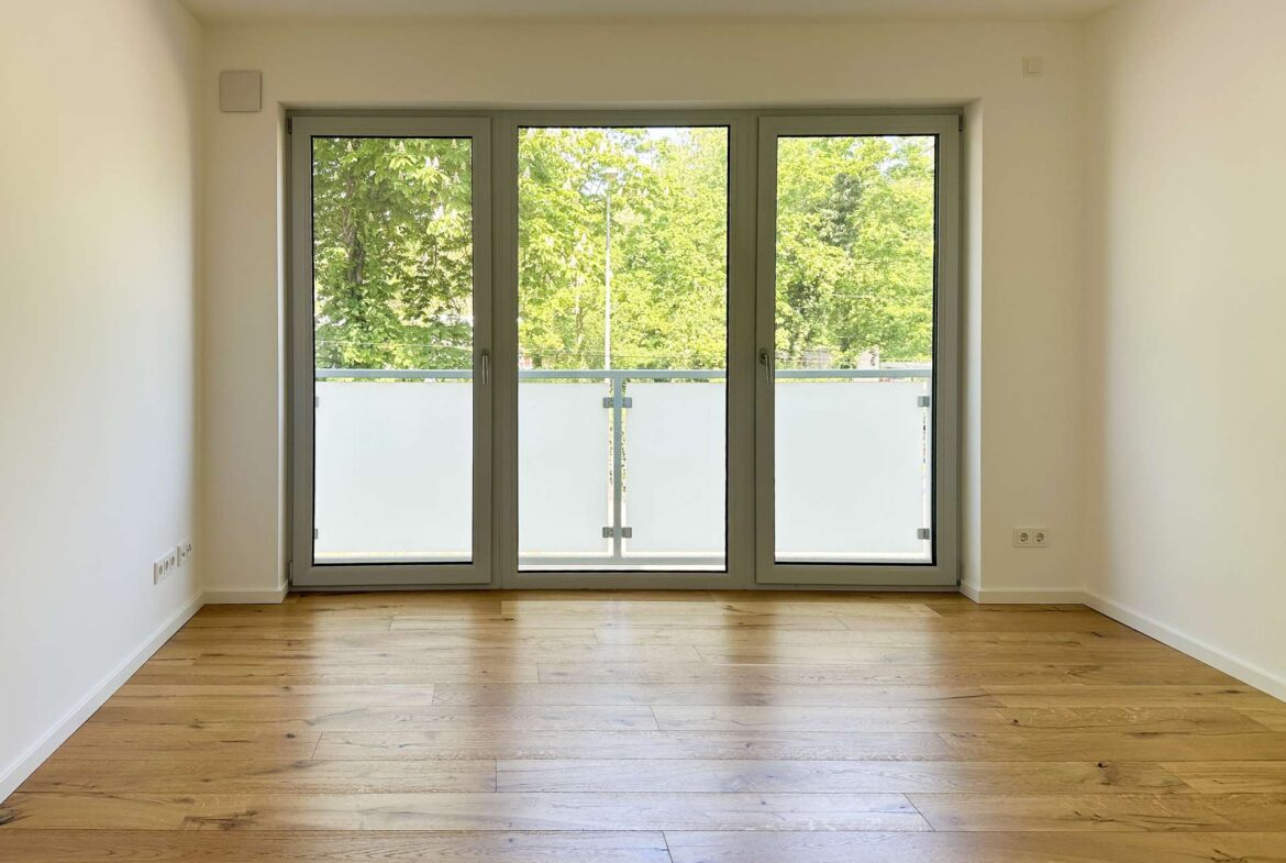 Schlafzimmer mit grünem Ausblick
