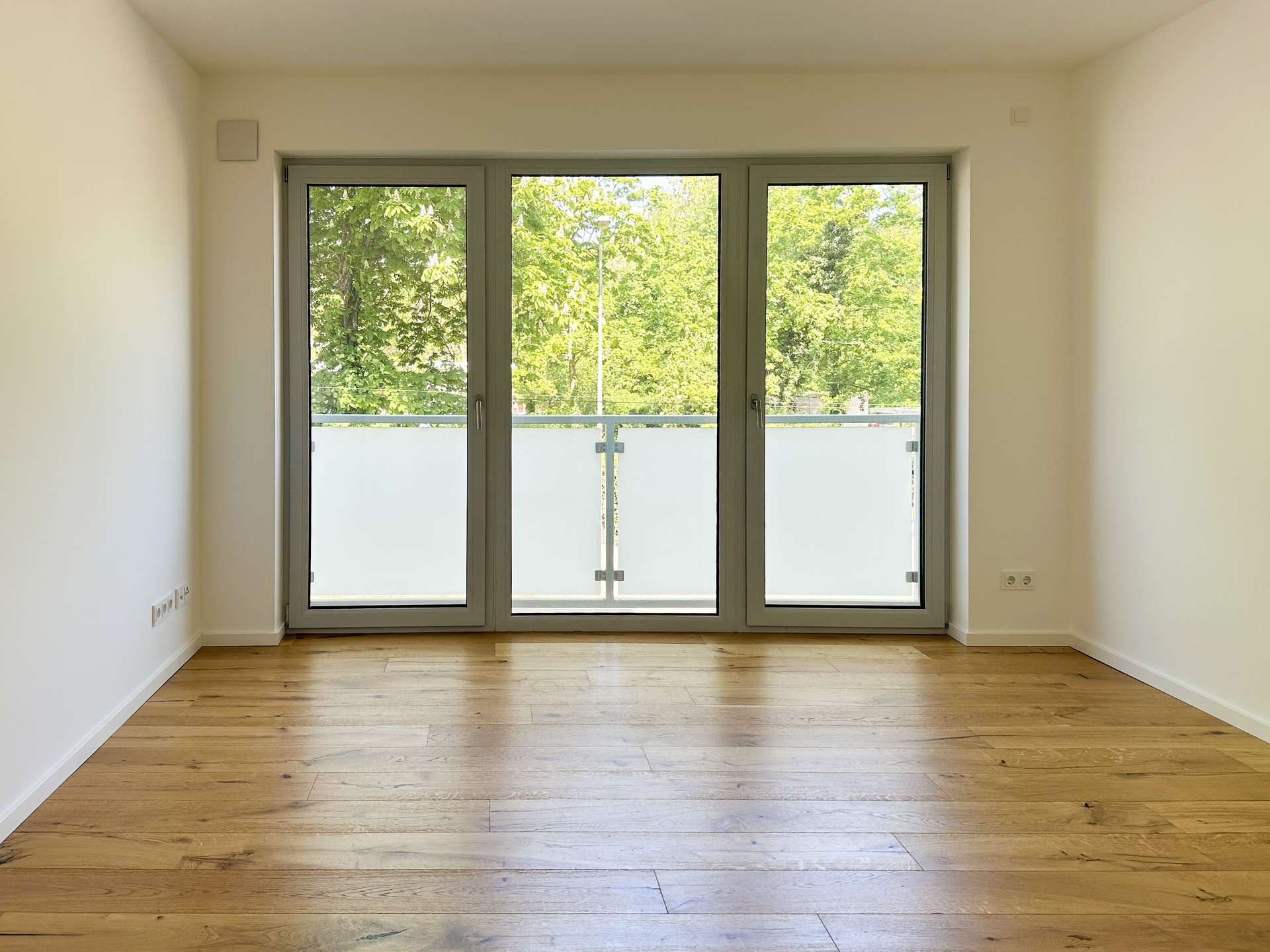 Schlafzimmer mit grünem Ausblick