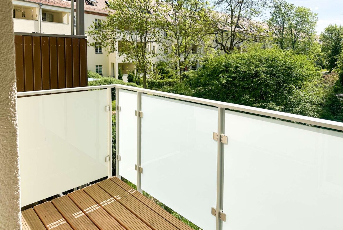 Balkon zum grünen Innenhof