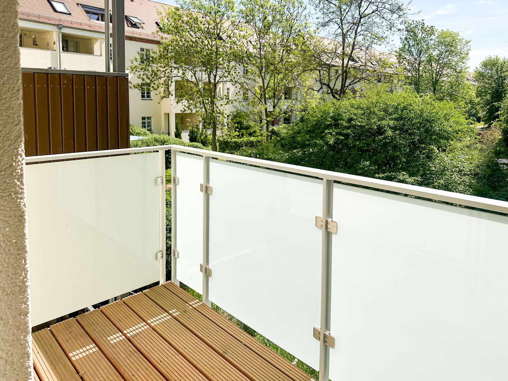 Balkon zum grünen Innenhof