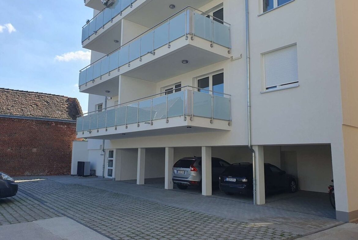 Rückansicht mit Stellplätzen
