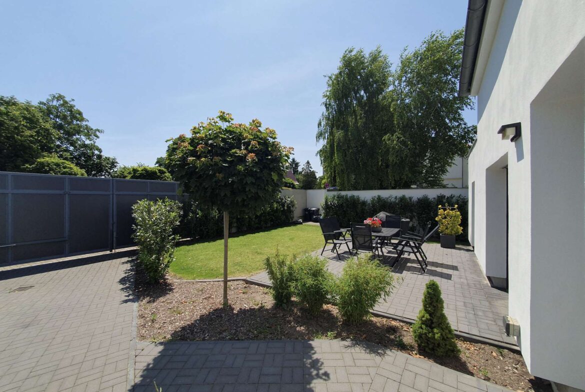 Garten mit Terrasse