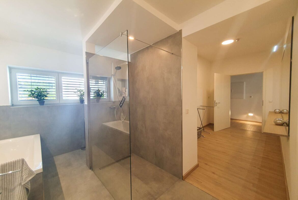 Bad mit begehbarer Dusche und Hauswirtschaftsbereich