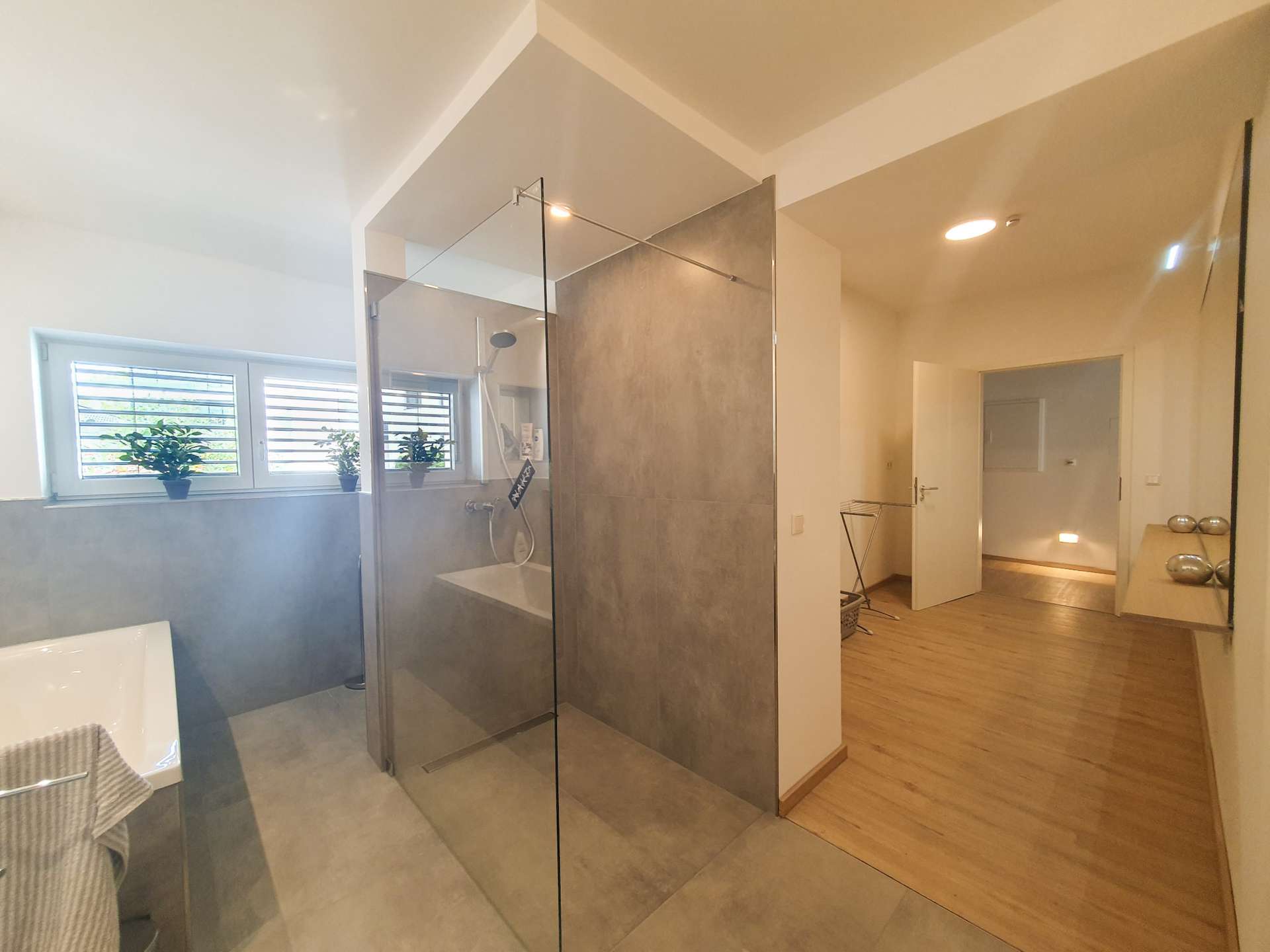 Bad mit begehbarer Dusche und Hauswirtschaftsbereich
