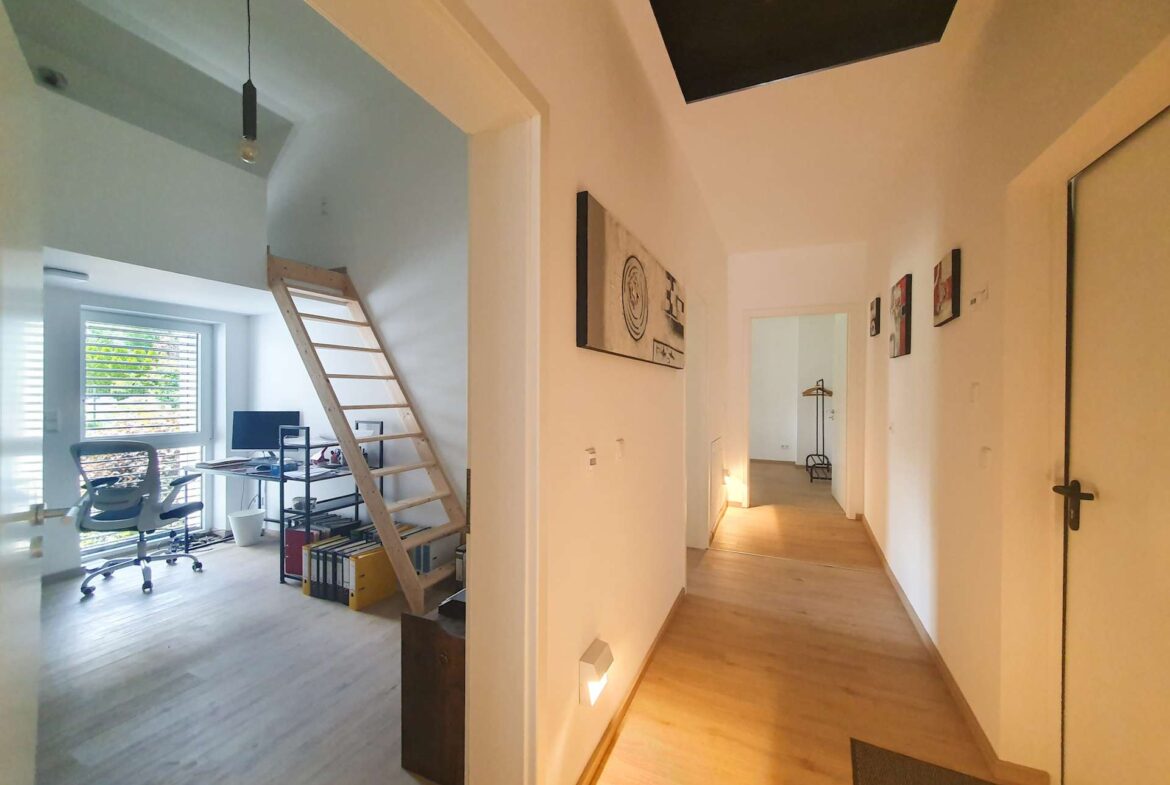 Flur mit Blick ins Kinderzimmer/Büro 1