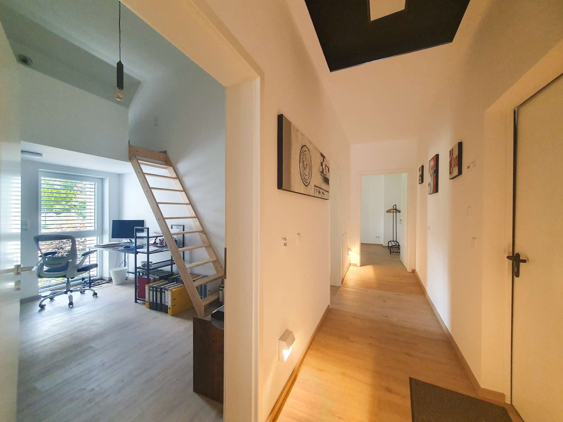 Flur mit Blick ins Kinderzimmer/Büro 1