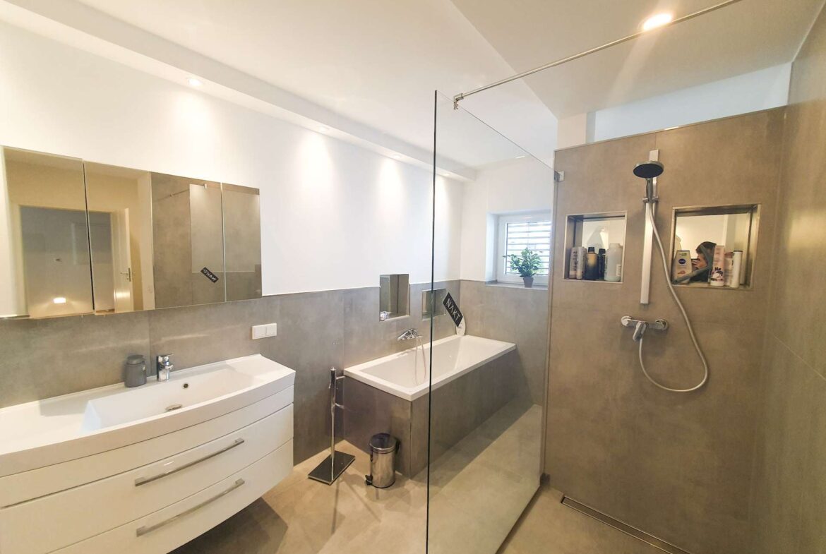 Bad mit Wanne & Dusche