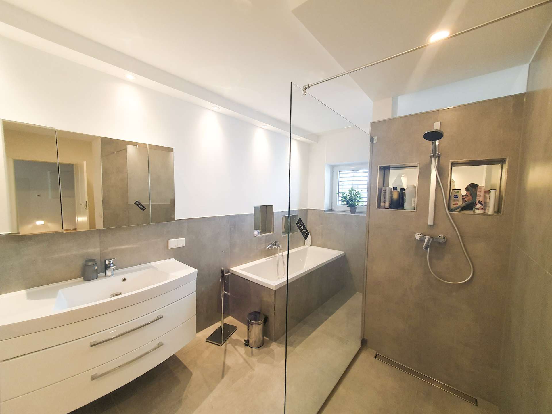 Bad mit Wanne & Dusche