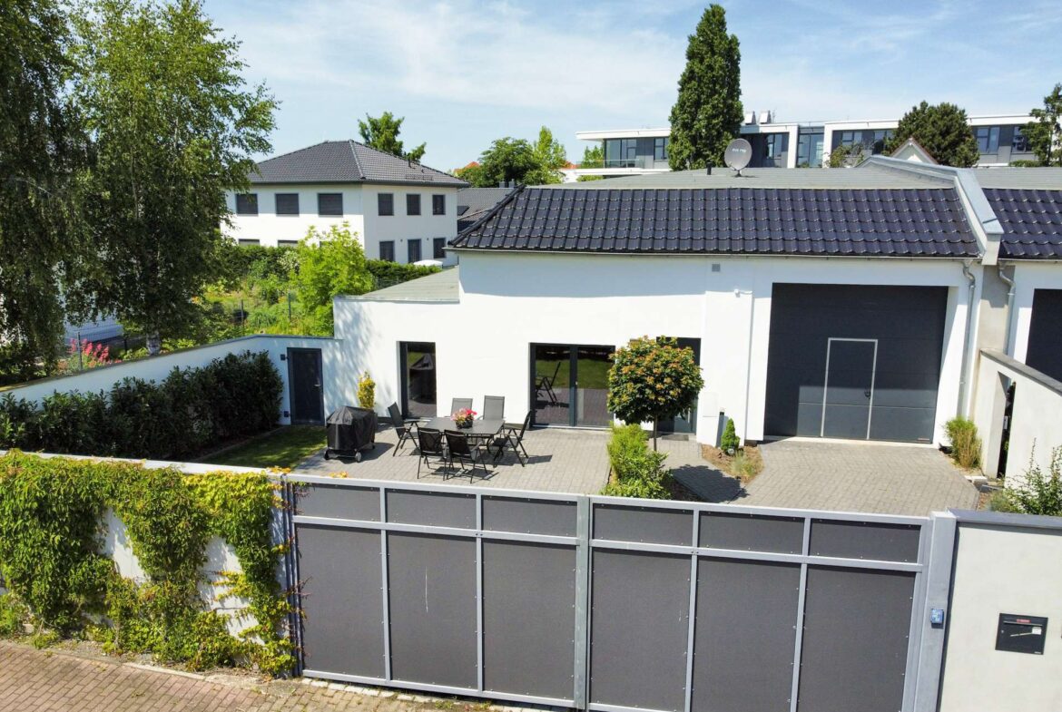 Straßenansicht mit Toreinfahrt