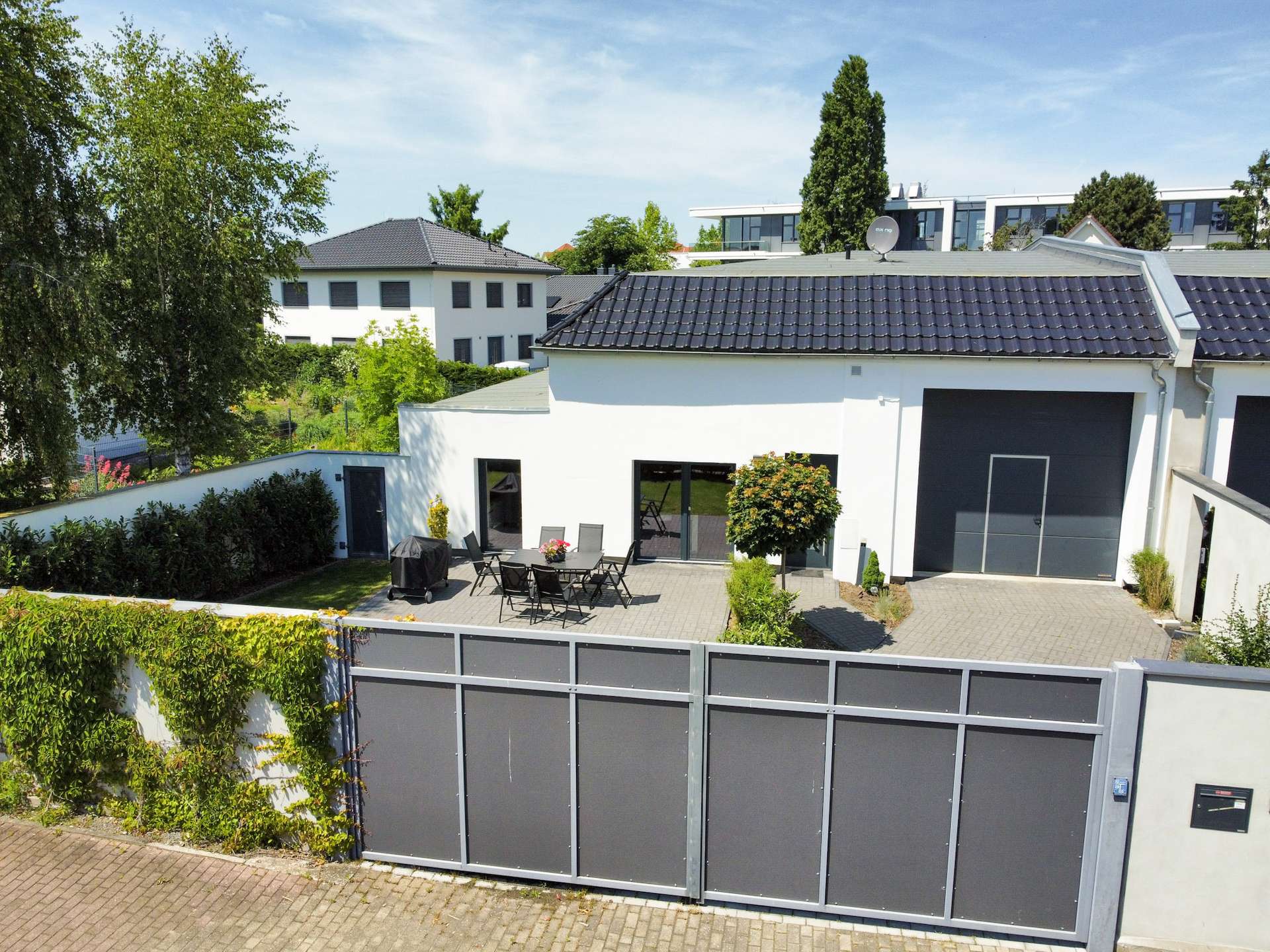 Straßenansicht mit Toreinfahrt