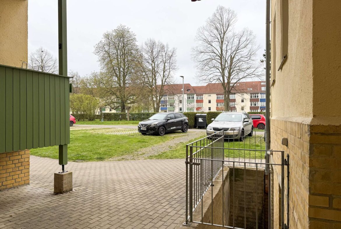 Blick in Innenhof und auf Stellplätze