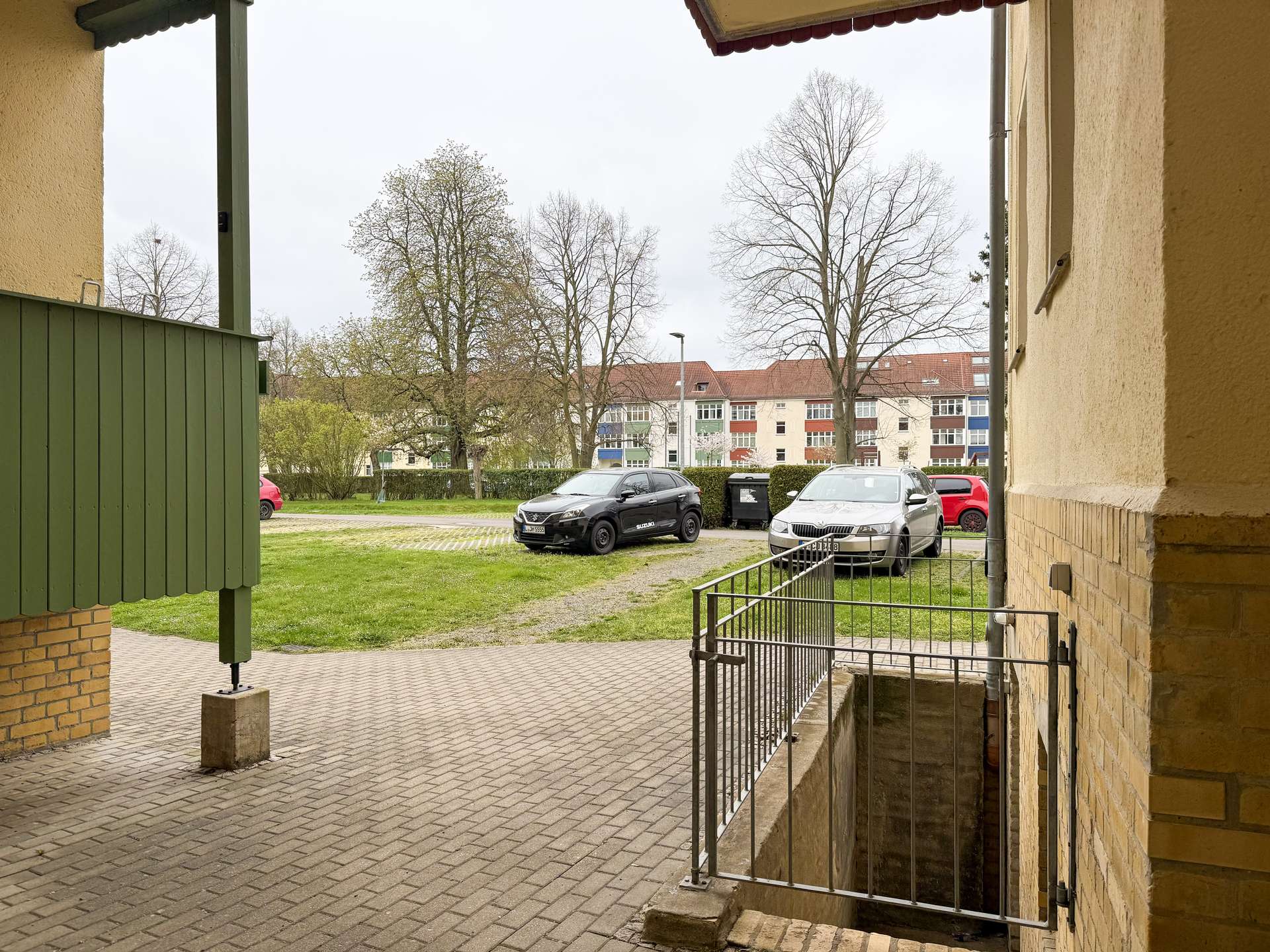 Blick in Innenhof und auf Stellplätze