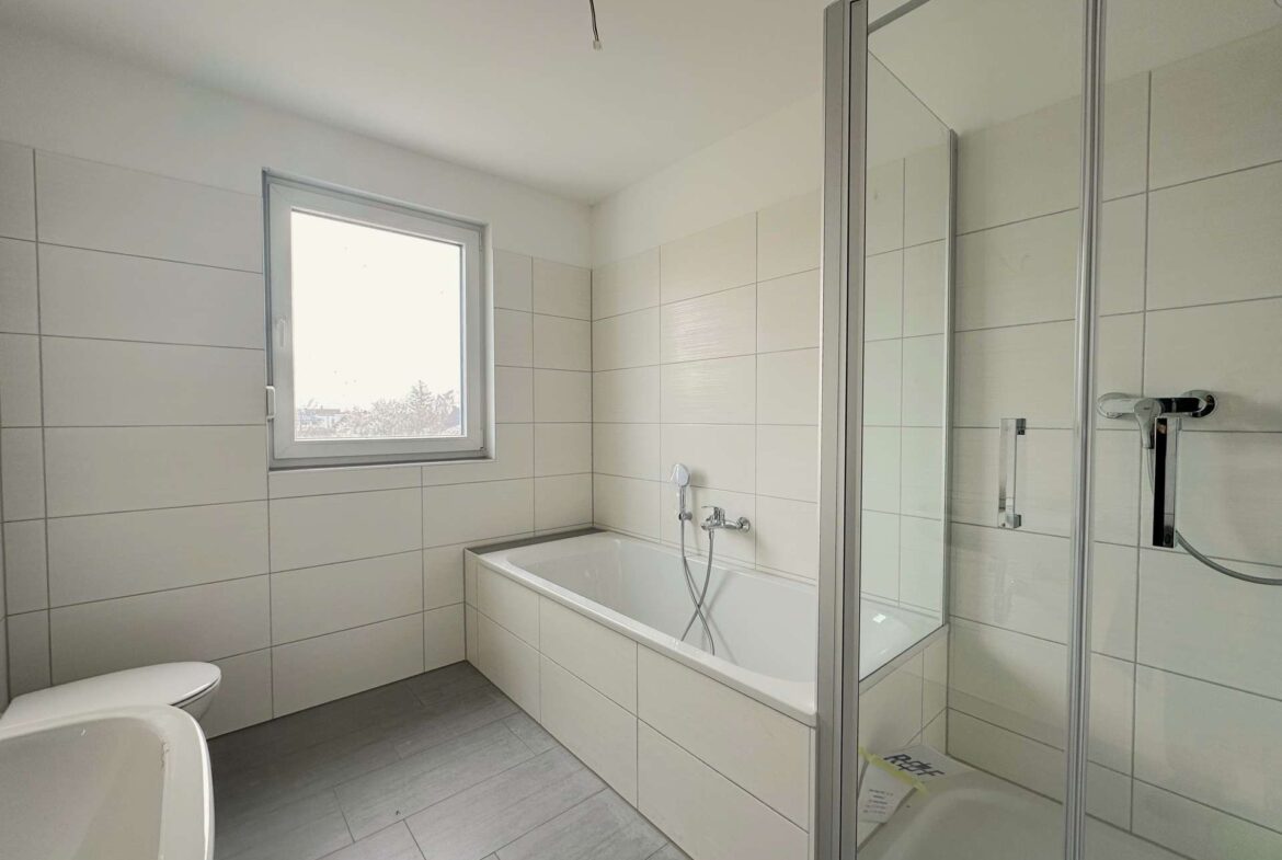 Tageslichtbad mit Dusche und Badewanne - Musterhaus