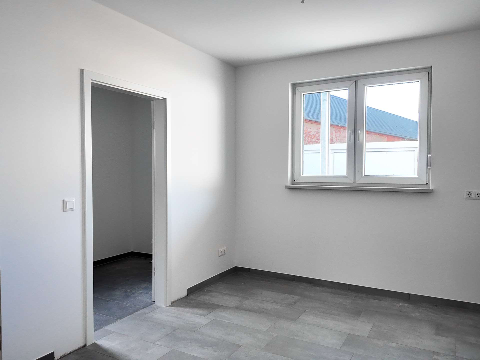 Küche mit Zugang zum HWR - Musterhaus