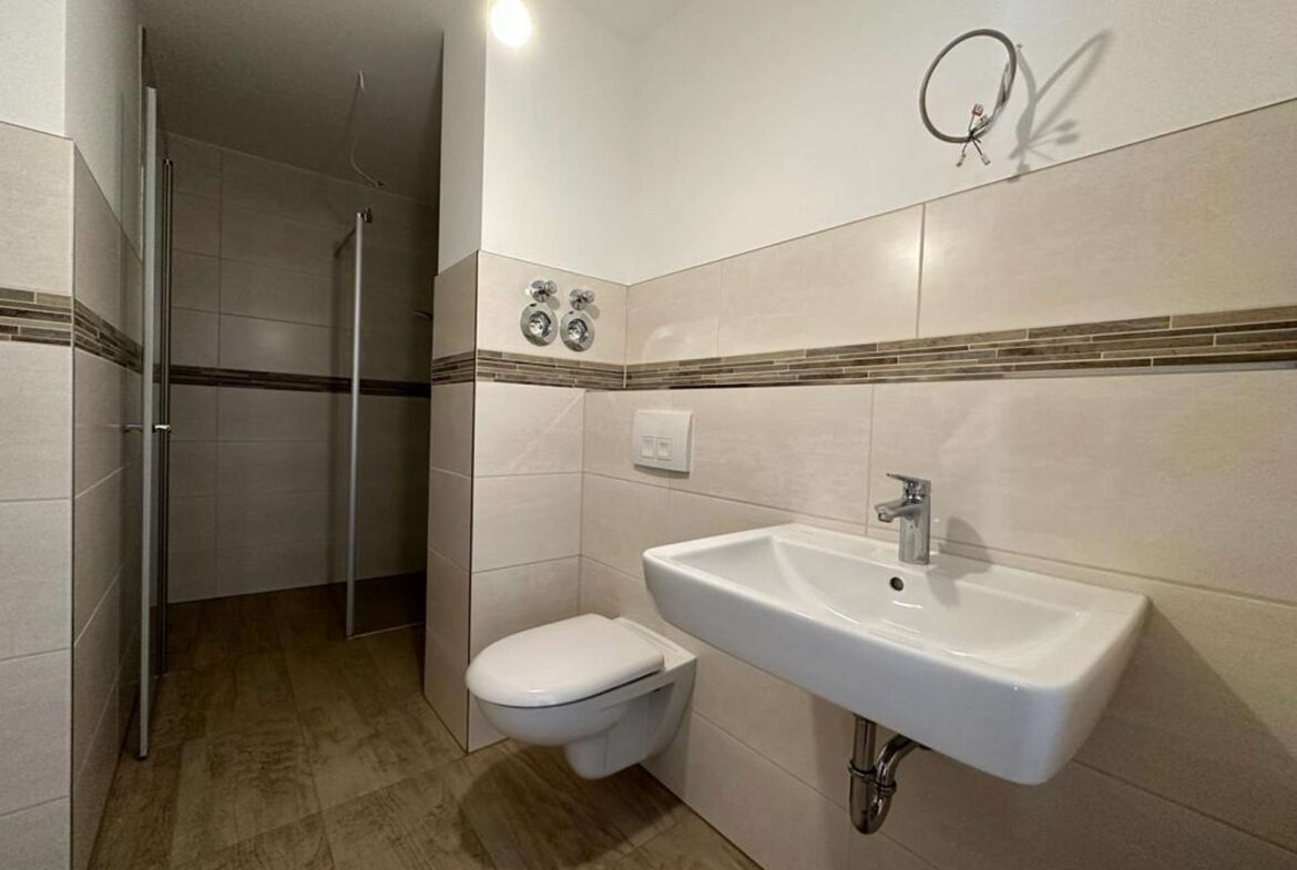 Badezimmer mit ebenerdiger Dusche