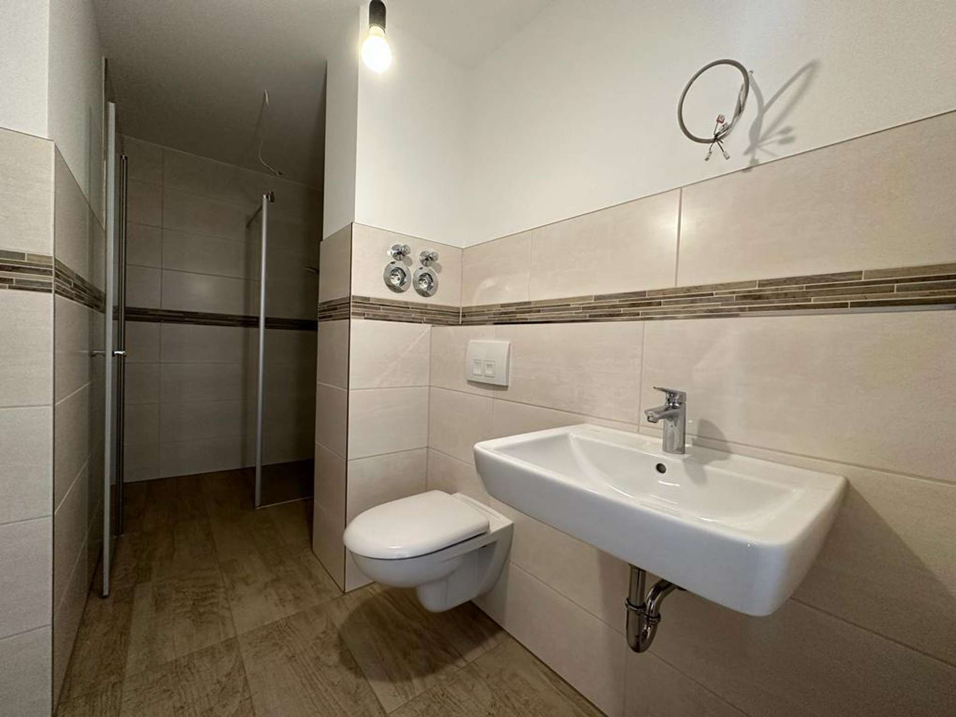 Badezimmer mit ebenerdiger Dusche