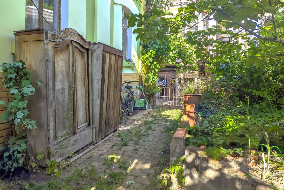 Weg entlang des Hauses