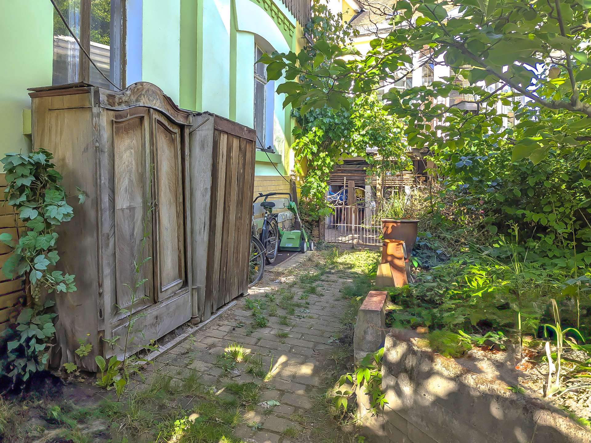 Weg entlang des Hauses