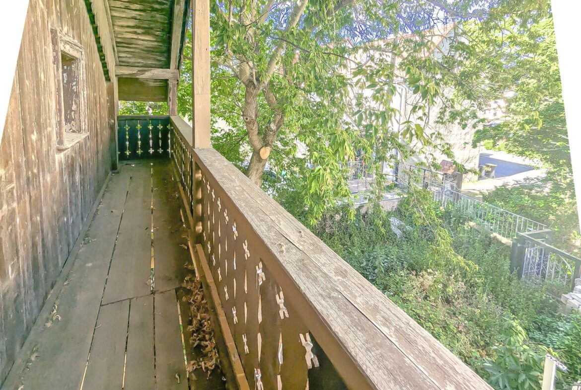 alter Balkon auf der Rückseite
