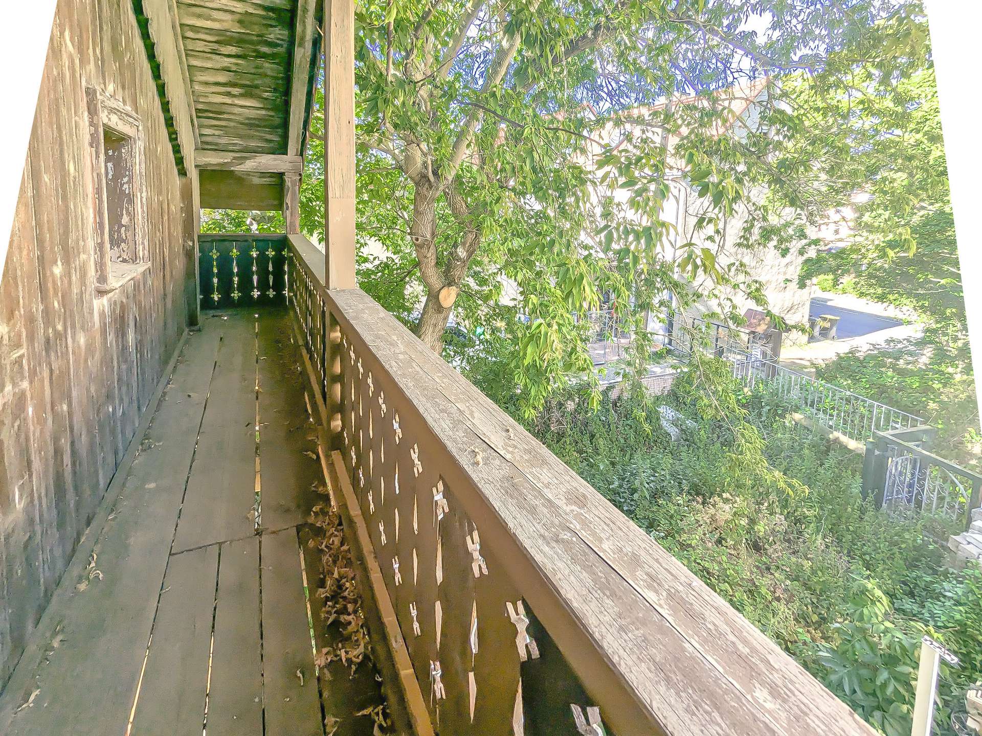 alter Balkon auf der Rückseite