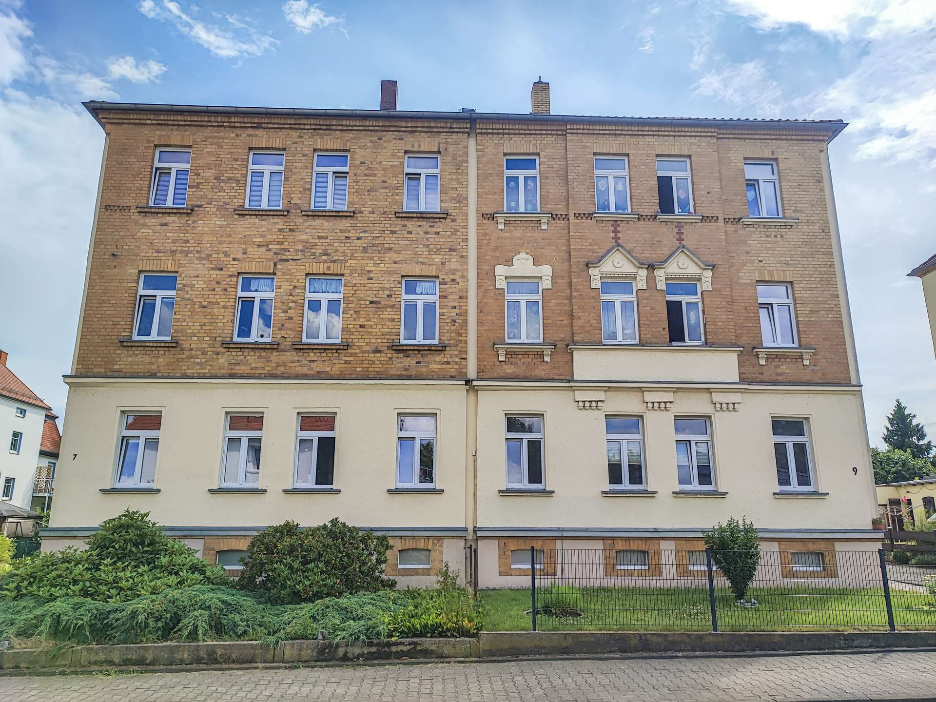 Gebäude-Straßenseitig