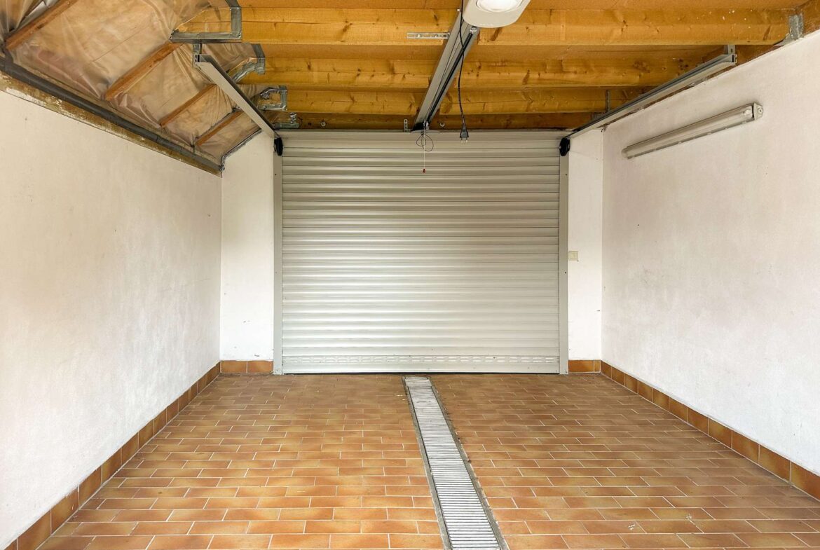 Garage mit elektrischem Tor