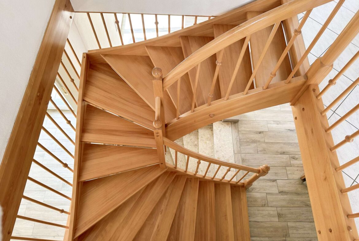 Massive Holztreppe