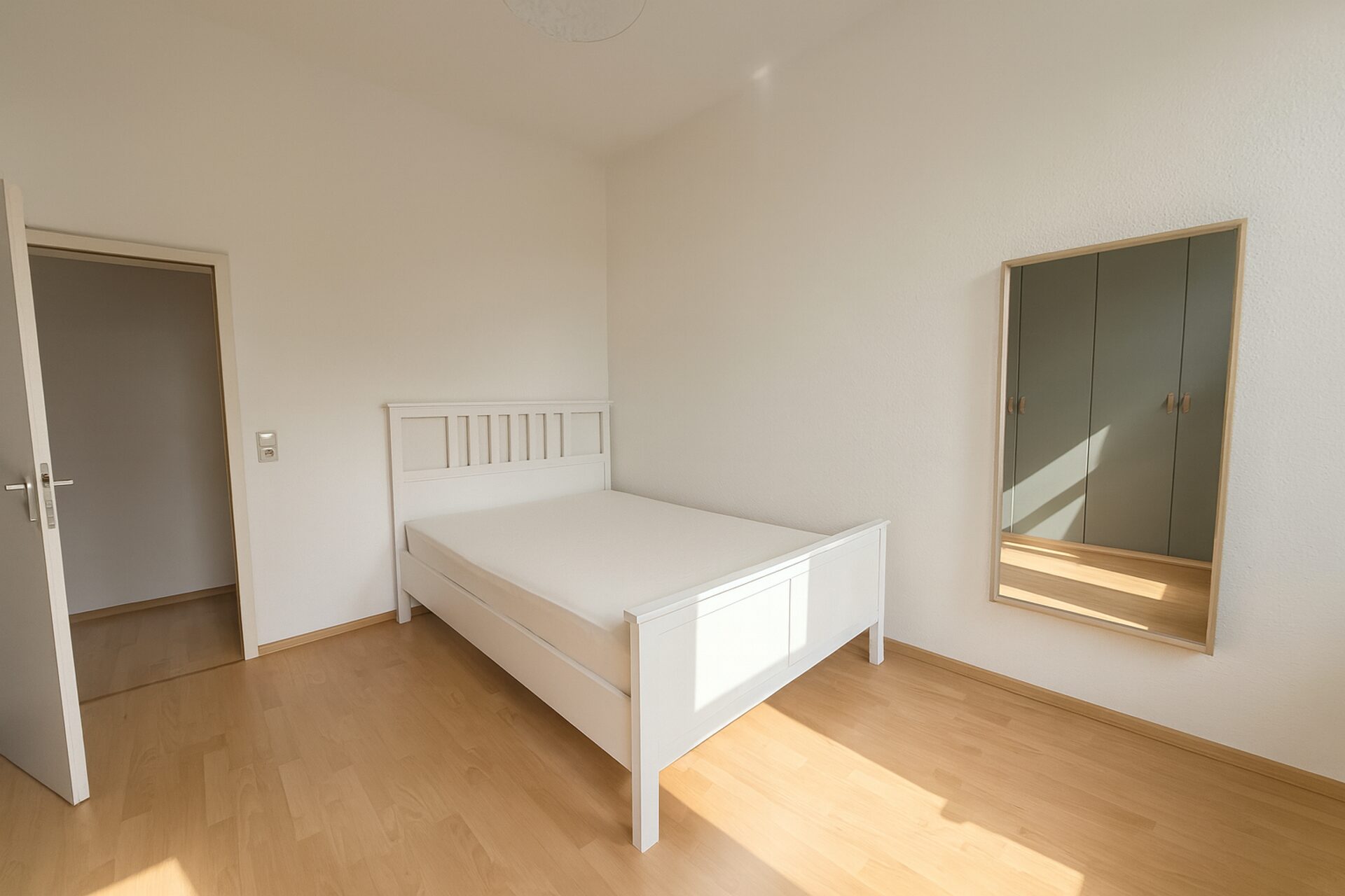 geräumiges Schlafzimmer