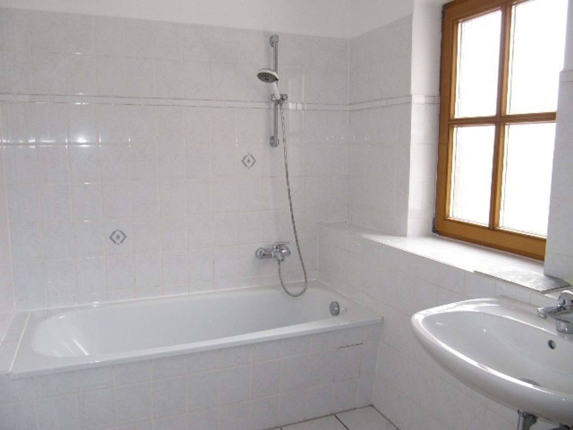 Tageslichtbad mit Wanne