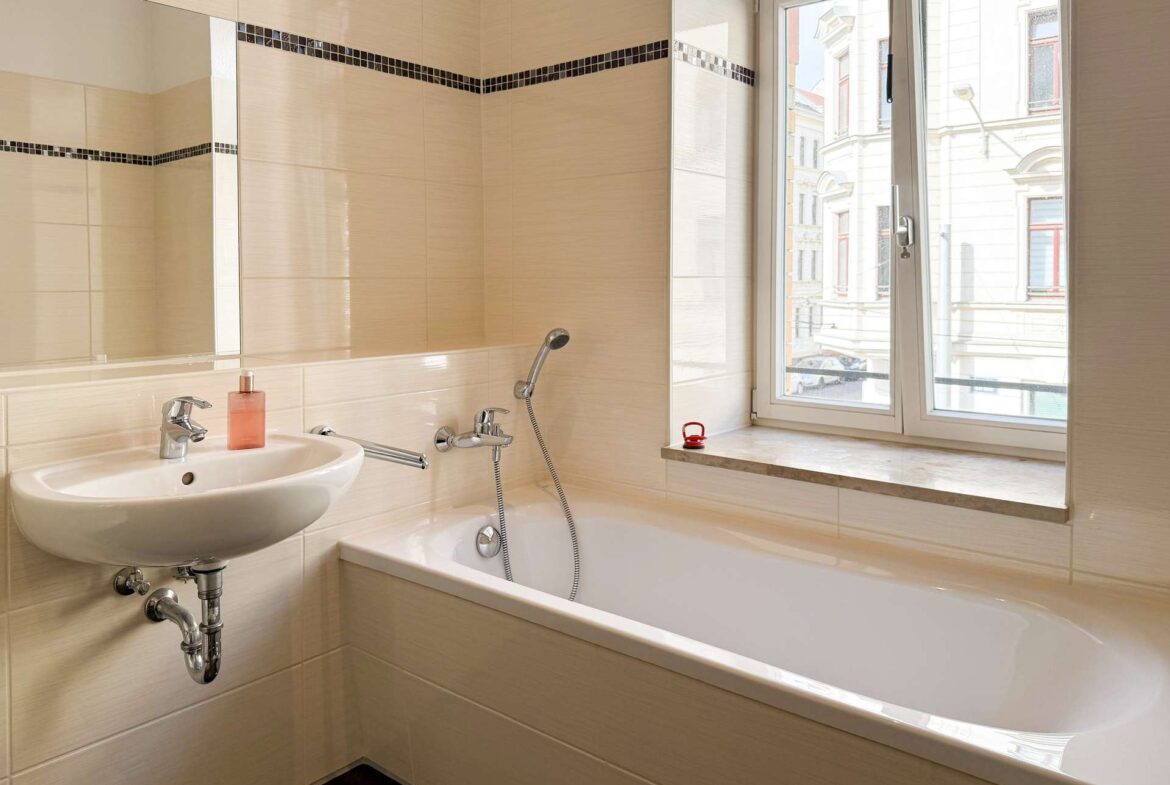 Tageslichtbad mit Badewanne