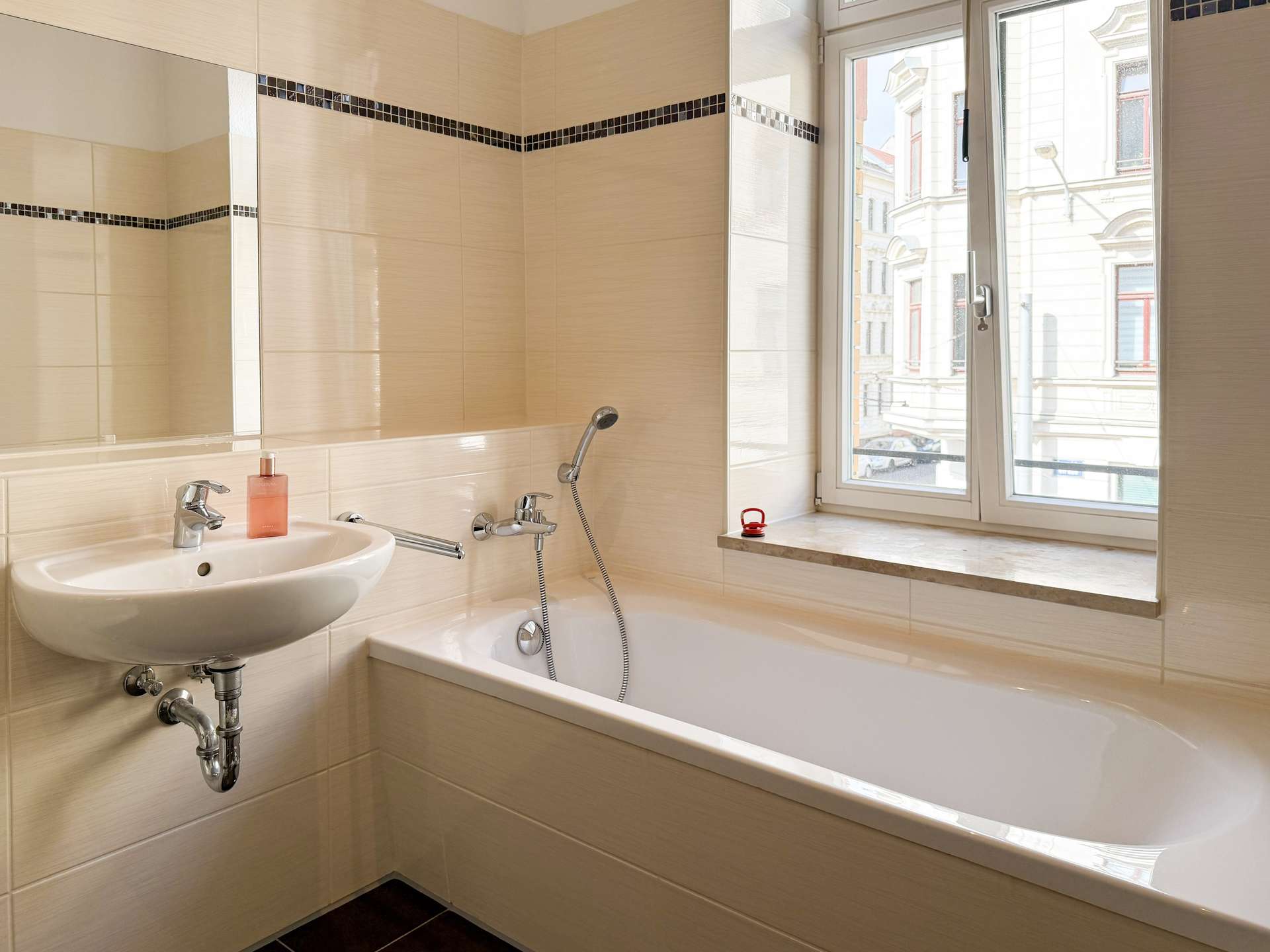 Tageslichtbad mit Badewanne