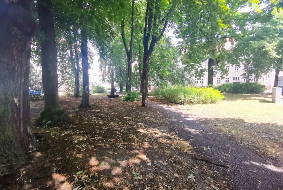 Kleiner Park vor dem Haus